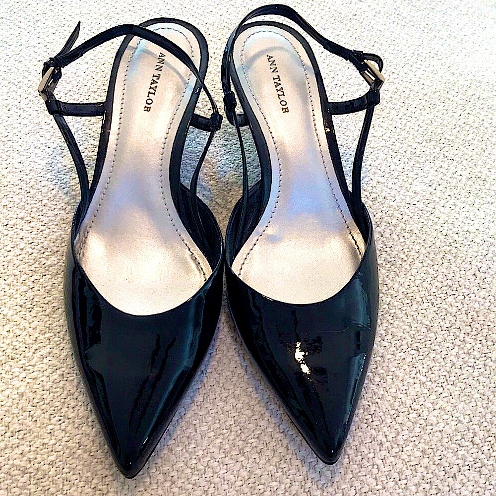 Ann Taylor Black Patent Leather Wedge Pointed Closed Toe. LIKE NEW. Size 7.5M